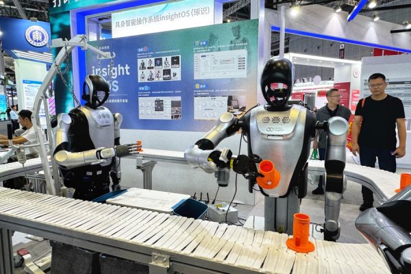 兴启网 分拣产品、搬运料箱，人形机器人在工博会上展现未来工厂形态